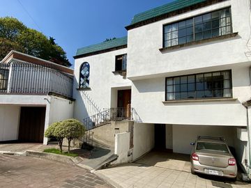 Venta de Casa con jardín privado en calle cerrada