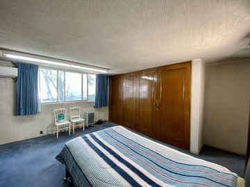 Venta de Casa con jardín privado en calle cerrada