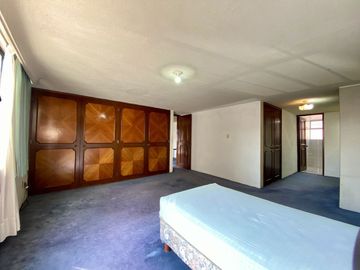 Venta de Casa con jardín privado en calle cerrada