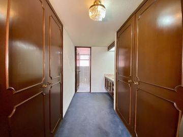Venta de Casa con jardín privado en calle cerrada
