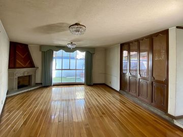 Venta de Casa con jardín privado en calle cerrada