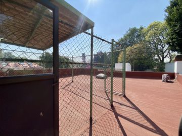Venta de Casa con jardín privado en calle cerrada