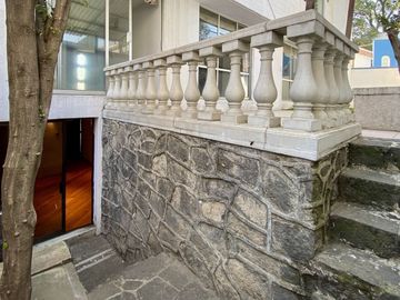 Venta de Casa con jardín privado en calle cerrada
