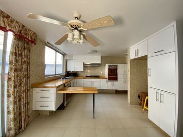 Venta de Casa con jardín privado en calle cerrada