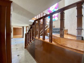 Venta de Casa con jardín privado en calle cerrada