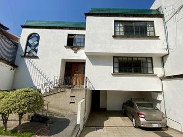 Venta de Casa con jardín privado en calle cerrada