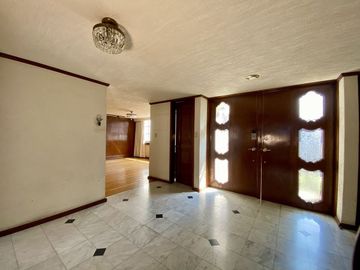 Venta de Casa con jardín privado en calle cerrada