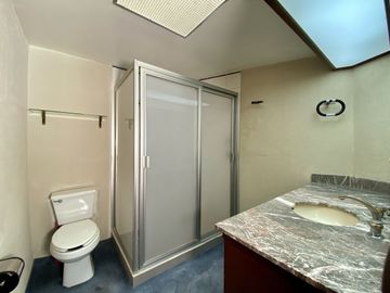 Venta de Casa con jardín privado en calle cerrada