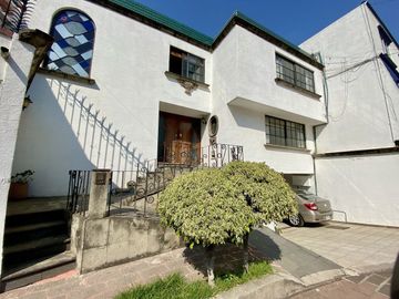 Venta de Casa con jardín privado en calle cerrada