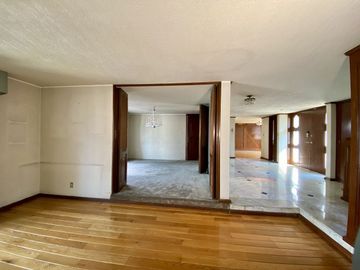 Venta de Casa con jardín privado en calle cerrada