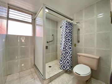 Venta de Casa con jardín privado en calle cerrada