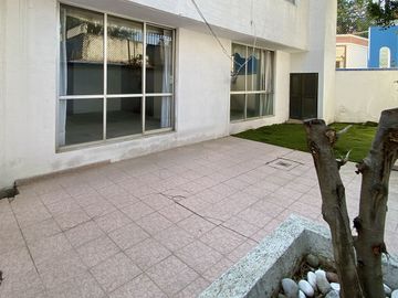 Venta de Casa con jardín privado en calle cerrada