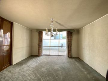 Venta de Casa con jardín privado en calle cerrada