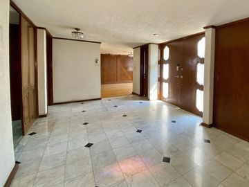 Venta de Casa con jardín privado en calle cerrada