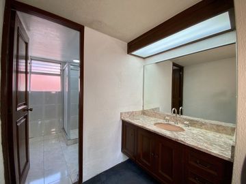 Venta de Casa con jardín privado en calle cerrada