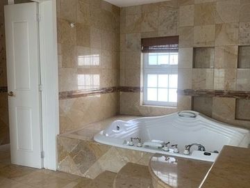 HERMOSA CASA ESTILO CALIFORNIANO