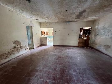CASA A REMODELAR EN VENTA UBICADA EN EL CENTRO DE MERIDA.