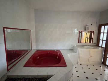 CASA CON ALBERCA EN PRIVADA ZONA ORIENTE