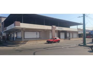 Renta de locales comerciales en la av. Flavio Reyes Manta.