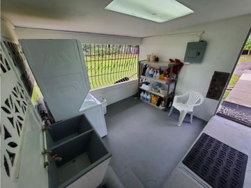 VENDO CASA  STYLO AMERICANO CON AMPLIO JARDIN