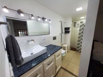 VENDO CASA  STYLO AMERICANO CON AMPLIO JARDIN