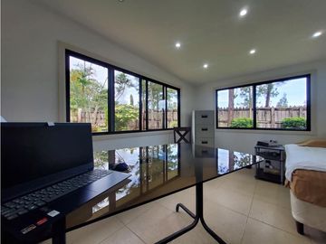 VENDO CASA  STYLO AMERICANO CON AMPLIO JARDIN