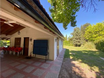 VENDO CHALET CON AMPLIO TERRENO EN CHACRAS DE CORIA LUJAN DE CUYO