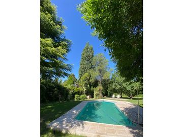 VENDO CHALET CON AMPLIO TERRENO EN CHACRAS DE CORIA LUJAN DE CUYO
