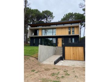 CASA  MINIMALISTA BARRIO PRIVADO PIONEROS en ALQUILER
