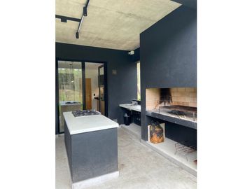 CASA  MINIMALISTA BARRIO PRIVADO PIONEROS en ALQUILER