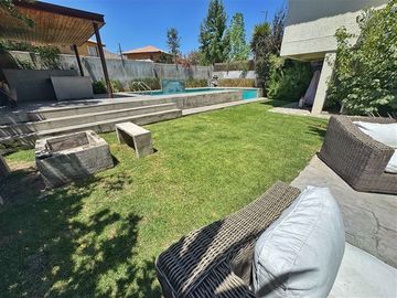 Casa en Venta en Impecable ! Fuera de condominio!!
