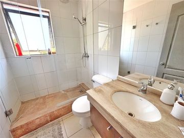 Casa en Venta en Impecable ! Fuera de condominio!!