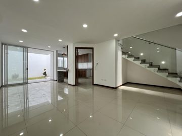 Casa Residencial Nueva en Venta Zona Bello Horizonte