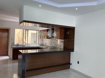 CASA EN LOMAS DE VISTA HERMOSA