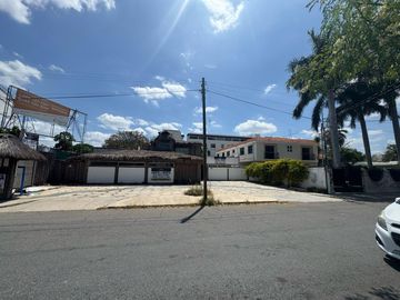 Casa en  venta en Mérida sobre avenida Rogers 22m de frente