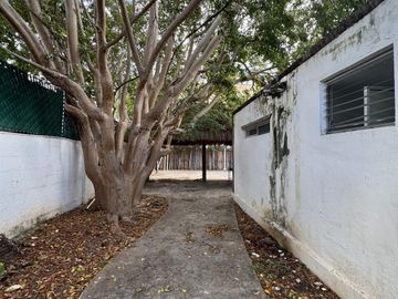 Casa en  venta en Mérida sobre avenida Rogers 22m de frente