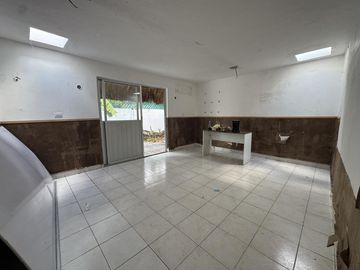 Casa en  venta en Mérida sobre avenida Rogers 22m de frente
