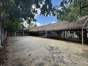 Casa en  venta en Mérida sobre avenida Rogers 22m de frente