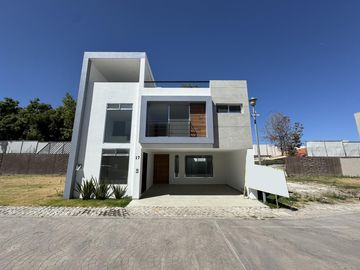 CASA EN VENTA EN FRACCIONAMIENTO RESIDENCIAL KINARA, ZONA SAN BERNARDINO TLAXCALANCINGO