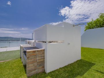 CASA EN VENTA CON VISTA AL LAGO