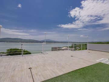 CASA EN VENTA CON VISTA AL LAGO