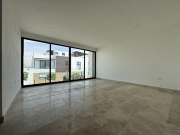 CASA EN VENTA EN PARQUE CHIHUAHUA, ZONA LOMAS DE ANGELÓPOLIS III