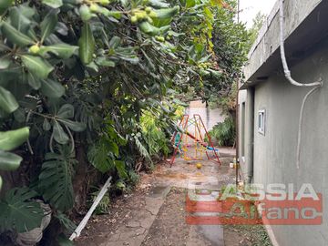 CASA 3 AMBIENTES SOBRE LOTE PROPIO, EN PLANTA BAJA, CON JARDIN Y FONDO