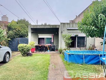 CASA 3 AMBIENTES SOBRE LOTE PROPIO, EN PLANTA BAJA, CON JARDIN Y FONDO
