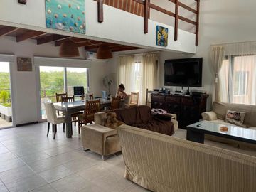 Casa en venta - 4 Dormitorios 3 Baños - Cochera - 350Mts2 - Costa Esmeralda