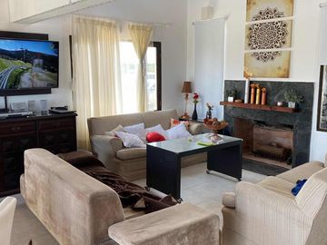 Casa en venta - 4 Dormitorios 3 Baños - Cochera - 350Mts2 - Costa Esmeralda