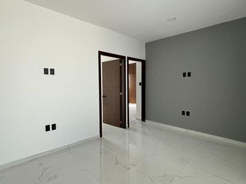 LOMAS DEL SOL, Casa en VENTA con alberca, sala de TV y 3 recamaras con baño (RL)