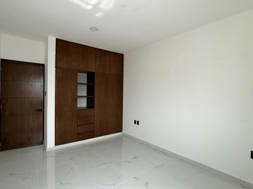 LOMAS DEL SOL, Casa en VENTA con alberca, sala de TV y 3 recamaras con baño (RL)