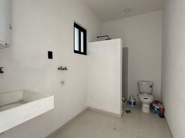 LOMAS DEL SOL, Casa en VENTA con alberca, sala de TV y 3 recamaras con baño (RL)