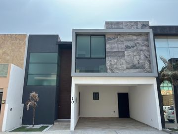 LOMAS DEL SOL, Casa en VENTA con alberca, sala de TV y 3 recamaras con baño (RL)